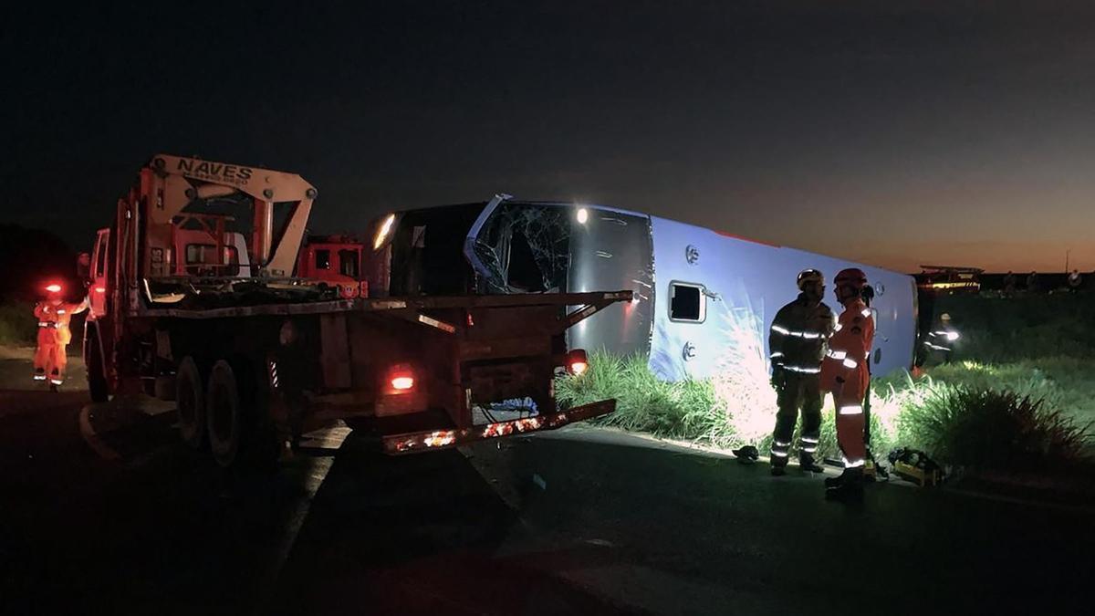 Accidente mortal tras volcar un autobús en Brasil.
