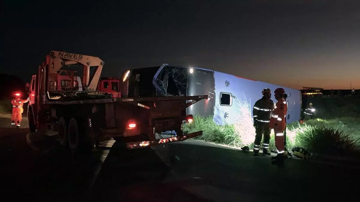 Al menos 11 muertos y más de 30 heridos tras volcar un autobús en el sur de Brasil