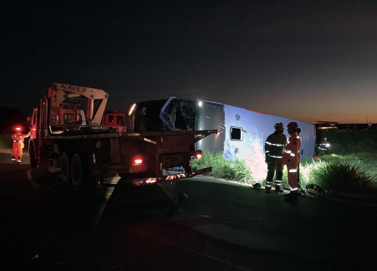 Accidente mortal tras volcar un autobús en Brasil.