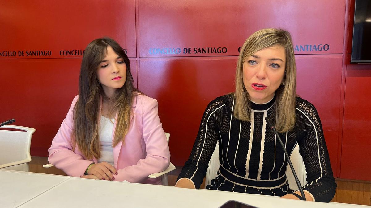As concelleiras do PP María Baleato e Nerea Barcia durante a rolda de prensa na que cargaron contra o goberno municipal pola promoción de Santiago en Fitur