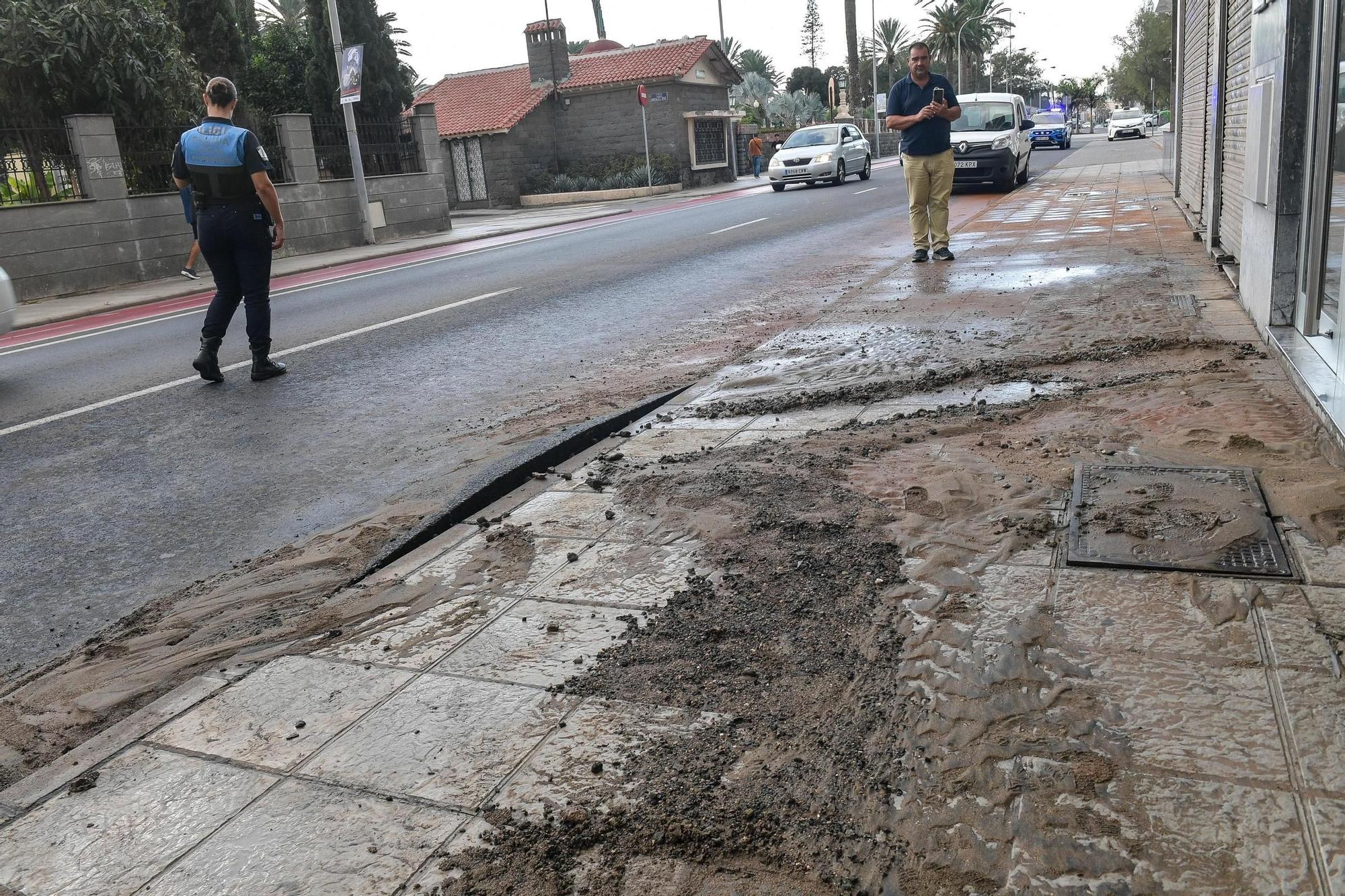 Rotura de tubería en la calle León y Castillo