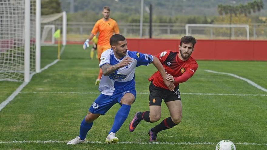 El bermellón Ángel pugna por el balón con un jugador del Ebro.