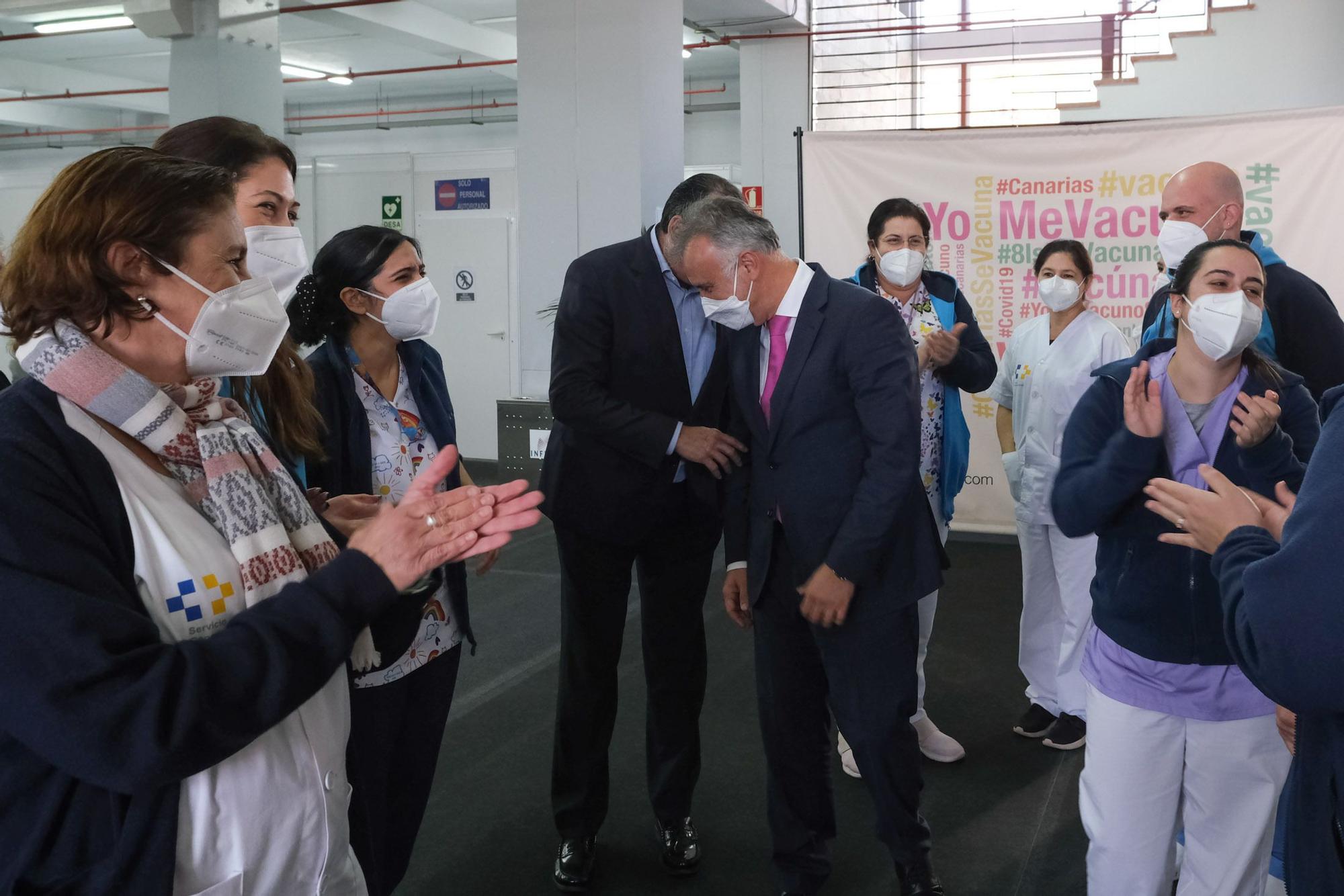 Ángel Víctor Torres y Blas Trujillo visitan el punto de vacunación de Infecar