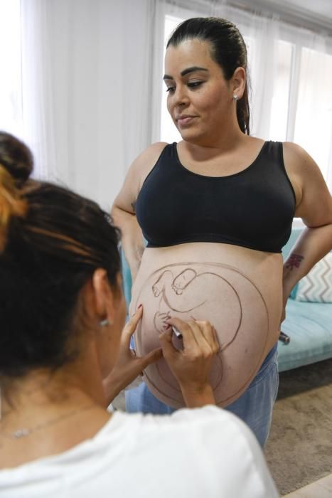 21-06-19 TELDE. SEDE LA LUNA DE NEPTUNO. LAS PALMAS DE GRAN CANARIA. Reportaje a una artista que pinta barrigas de embarazada. Fotos: Juan Castro.  | 21/06/2019 | Fotógrafo: Juan Carlos Castro