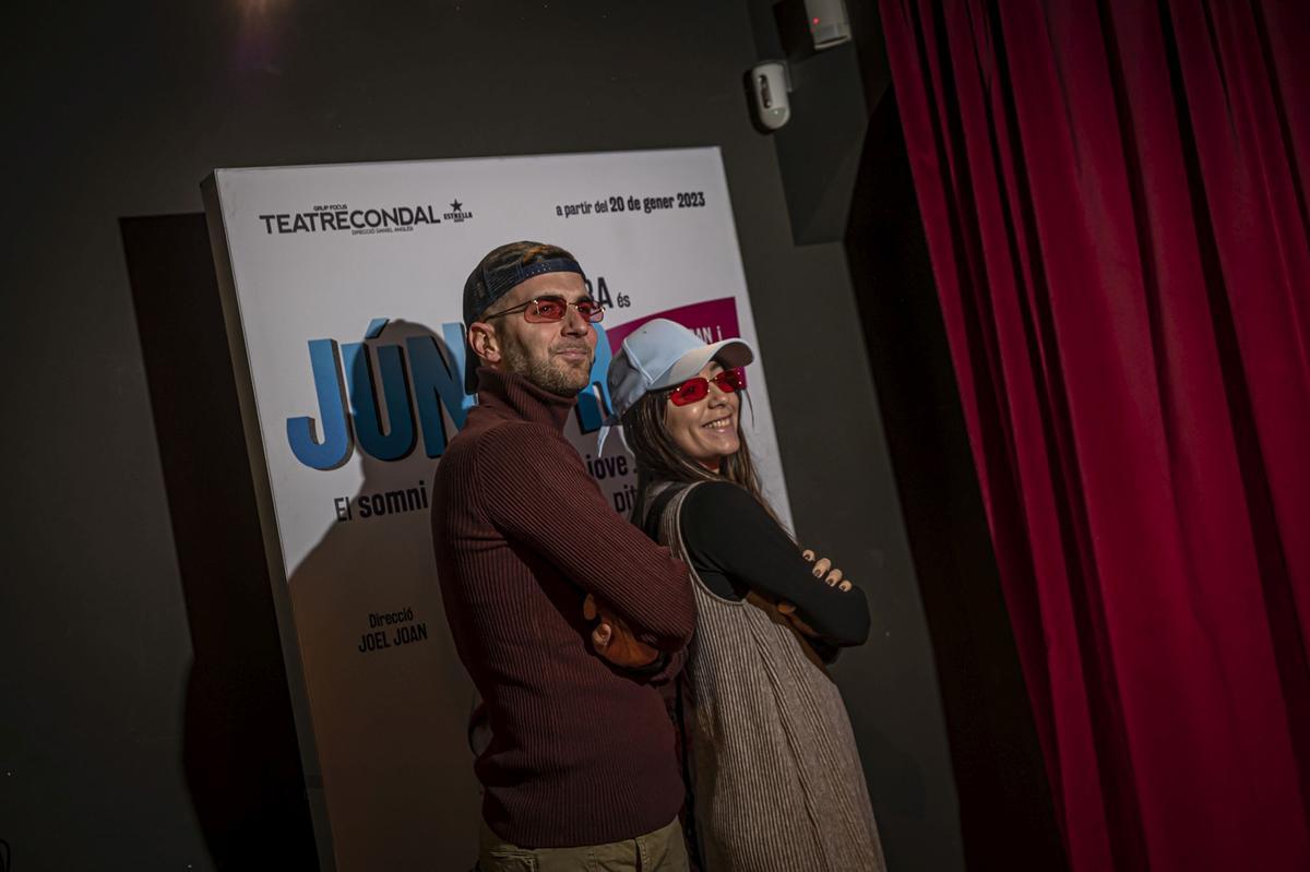 El estreno de Júnior en el Teatre Condal, la nueva comedia protagonizada por Joan Pera, fue divertida desde el primer momento. Nada más llegar a la sala del Paral.lel el público se ambientó en la historia gracias a un fotomatón