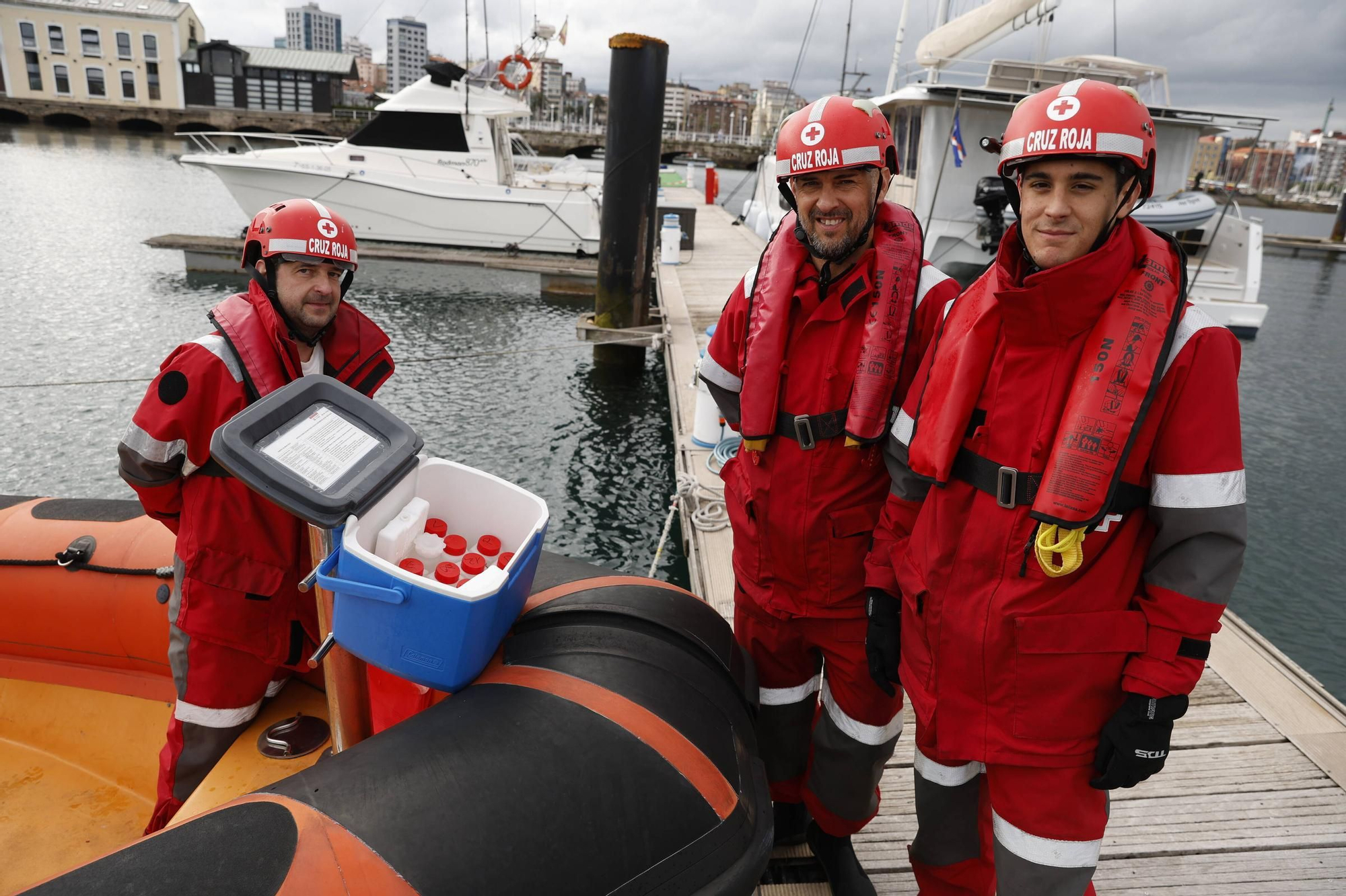 Así se controla la calidad del mar en Gijón durante la temporada de baños (en imágenes)