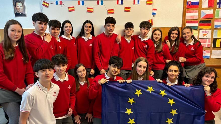 El grupo de alumnos del Santo Ángel que participará en el intercambio con Finlandia posa con una bandera de la Unión Europea.