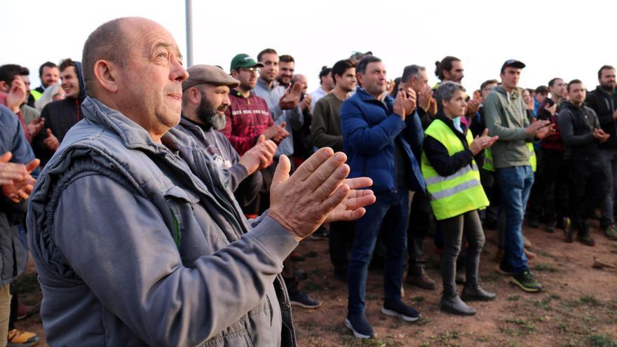 400 agricultors tallen la C-16 i la C-25 al Bages per protestar contra la burocràcia i els costos desmesurats al sector