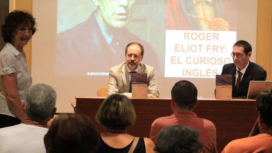 La directora del Museo, de pie, junto a los presentadores del libro y público asistente.