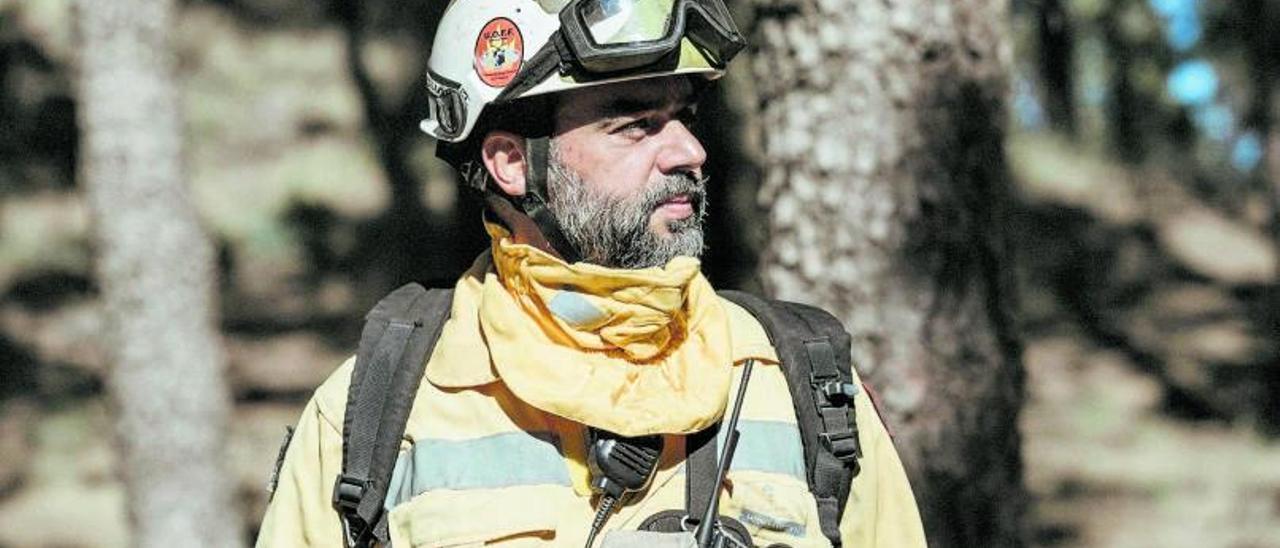 El jefe de Emergencias del Cabildo de Gran Canaria con el equipo de intervención en un incendio forestal.  | | EL DÍA