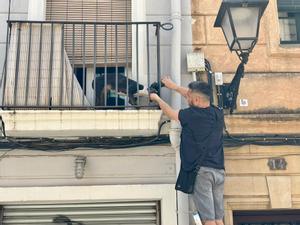 Vecinos rescatan a un perro abandonado en un balcón de Barcelona