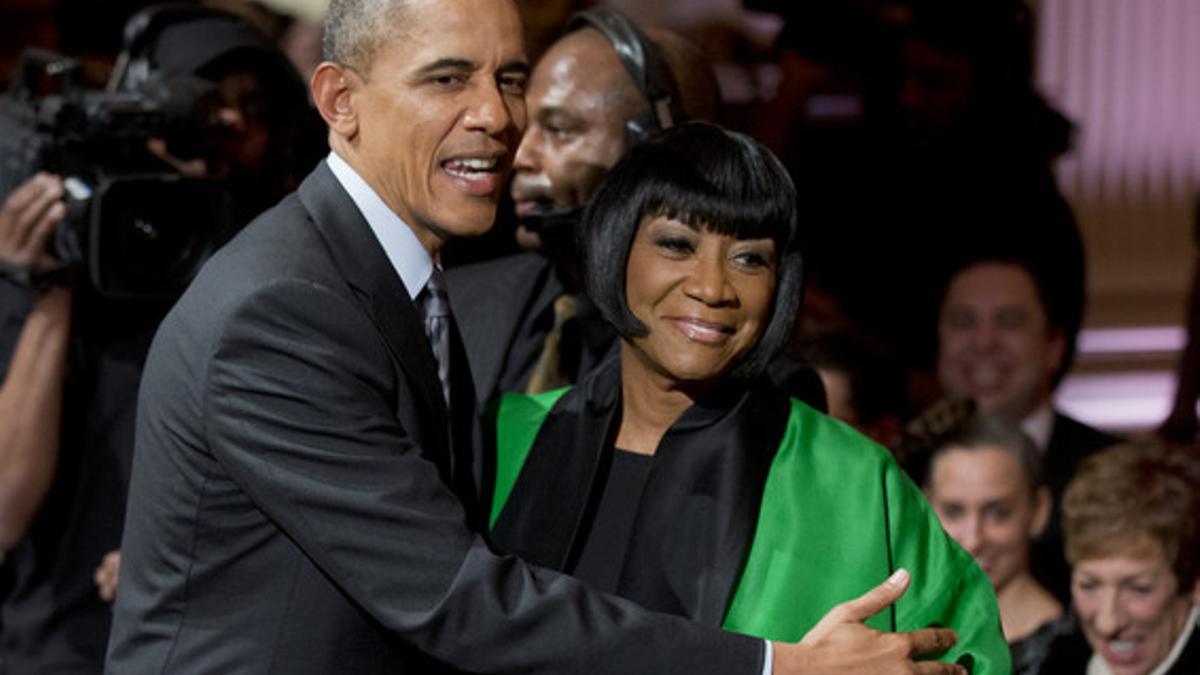 Barack Obama, con Patti LaBelle, que interpretó 'Over the rainbow', en el concierto de anoche en la Casa Blanca.