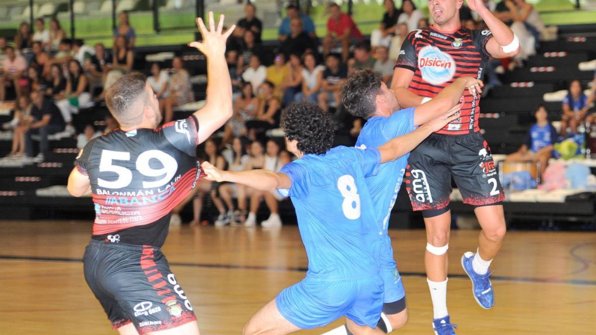 Lago y Souto, en una jugada del partido disputado ayer en el Arena. |  // BERNABÉ/JAVIER LALÍN