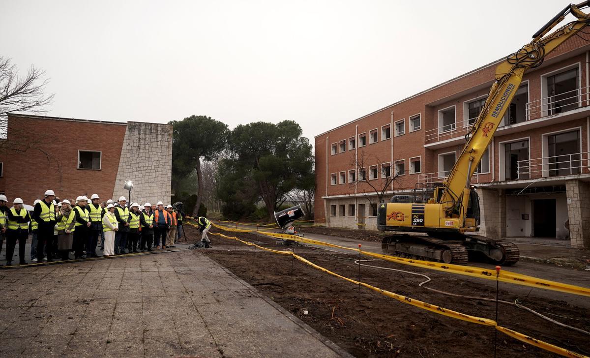 Pedro Sánchez, presidente del Gobierno, en el acto de inicio de los trabajos de demolición de los edificios del acuartelamiento de Campamento.