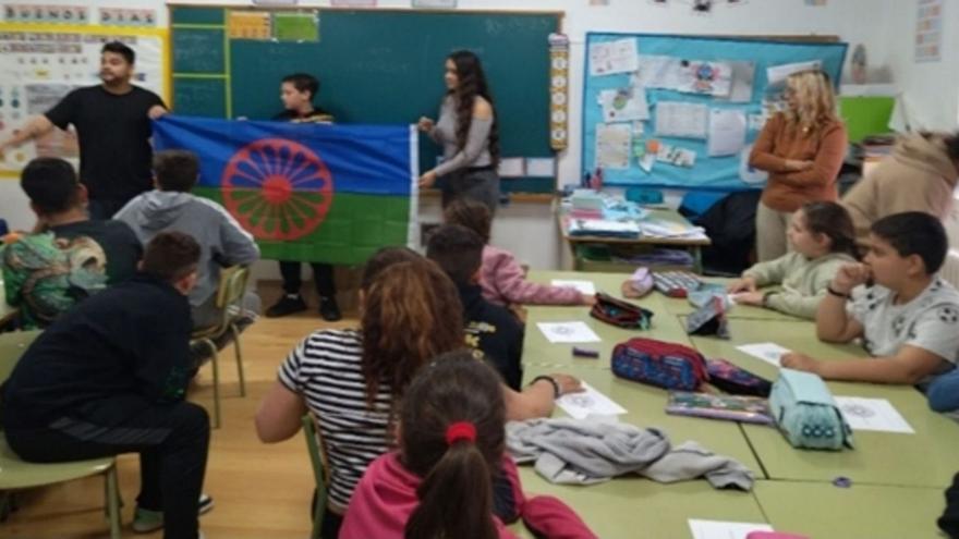 Cuentacuentos sobre la historia del pueblo gitano y muestra explicativa de la bandera en el Jiménez Beltrán (Calatorao). | SERVICIO ESPECIAL