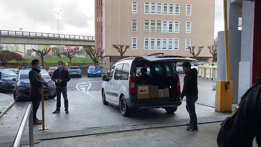 La comunidad china de A Coruña dona a la Policía Nacional mascarillas y geles