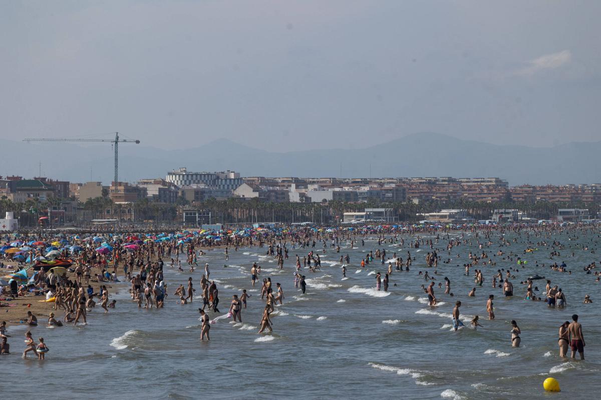Personas en la playa de Valencia tratando de aguantar otra jornada de calor extremo.