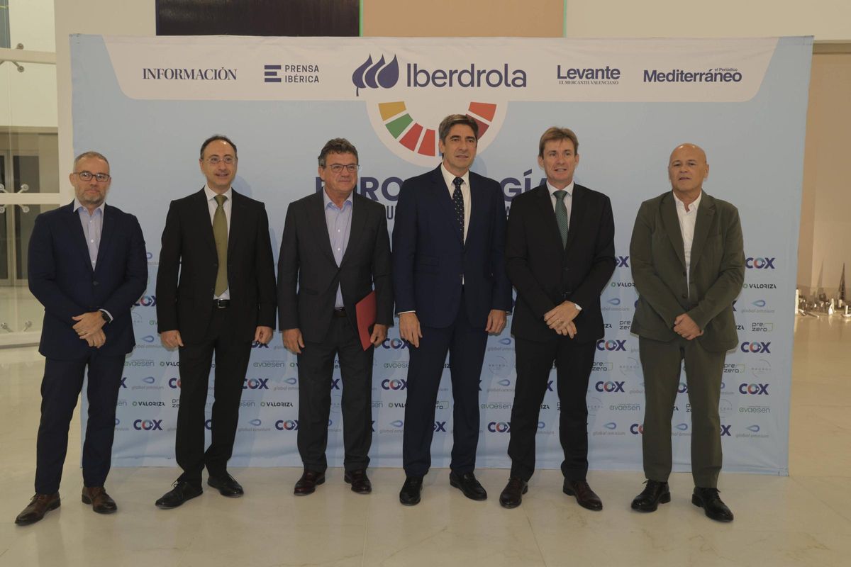 Los participantes de Iberdrola posan en el photocall del Foro de la Energía.