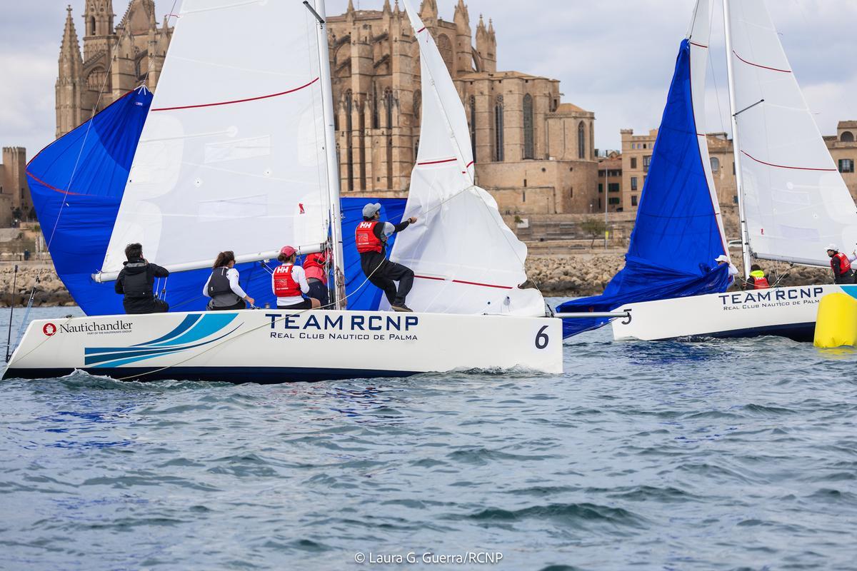 El campo de regatas estuvo situado muy cerca de la costa, frente a la Catedral del Palma.