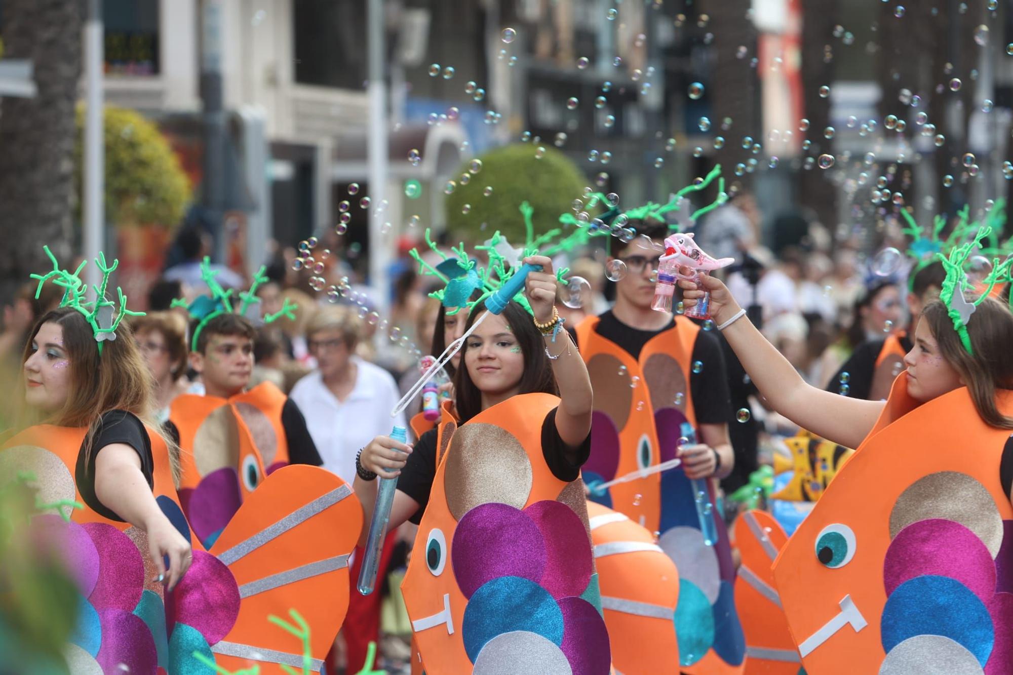 Las 89 hogueras y 20 barracas inundan las calles de Alicante con el tradicional desfile del Ninot