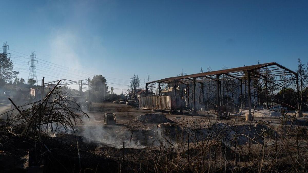 Atenas apaga su incendio, que deja un rastro de catástrofe