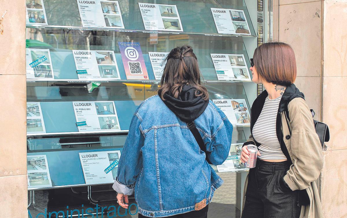 Dos jóvenes buscan ofertas de alquiler en una inmobiliaria. GRAFCAT1202. BARCELONA, 12/03/2024.- Dos personas observan la oferta de pisos en alquiler de una oficina inmobiliaria de Barcelona este martes, a pocos días de que se publique, el próximo viernes, la medida estrella del Gobierno para combatir el alza de los alquileres de viviendas: el índice de precios de referencia, que entrará en vigor de momento sólo en Cataluña, la única comunidad que ha solicitado aplicarlo. EFE/Marta Pérez