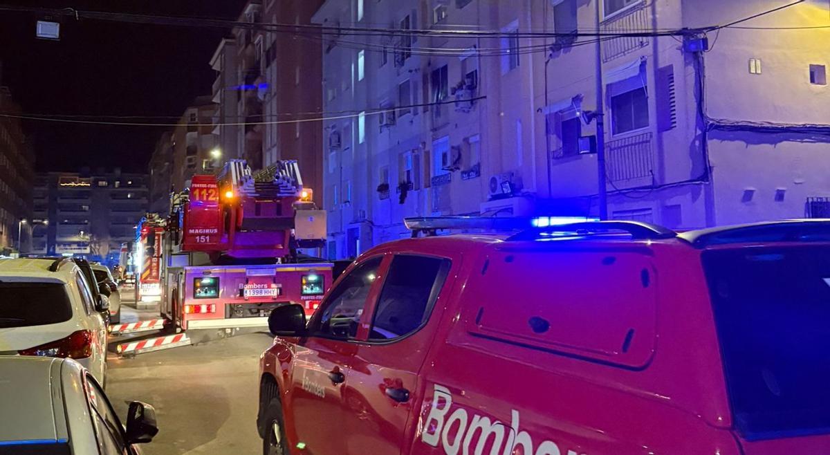 El despliegue de bomberos. A la izquierda, la ventana ennegrecida del piso del incendio