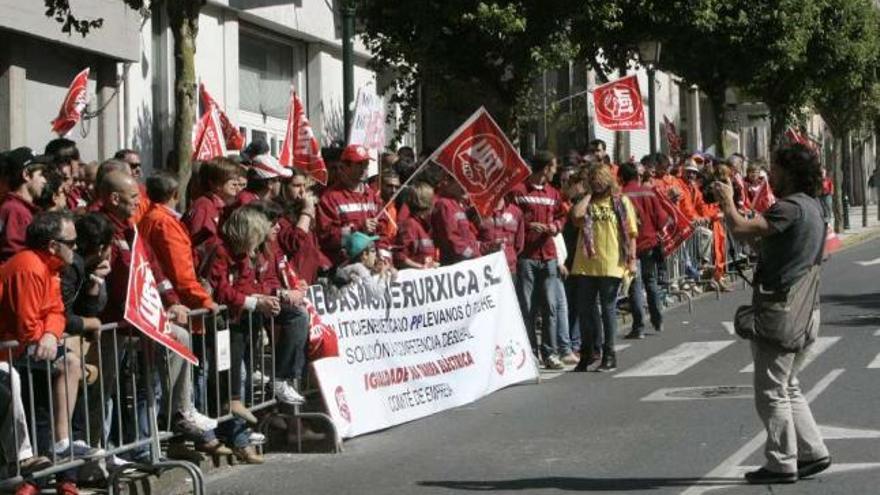 Protesta de Megasa ante el Parlamento gallego el pasado mes de junio. / xoán álvarez