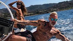 Gianluca Vacchi, con su novia colombiana, navegando por Cerdeña la semana pasada.