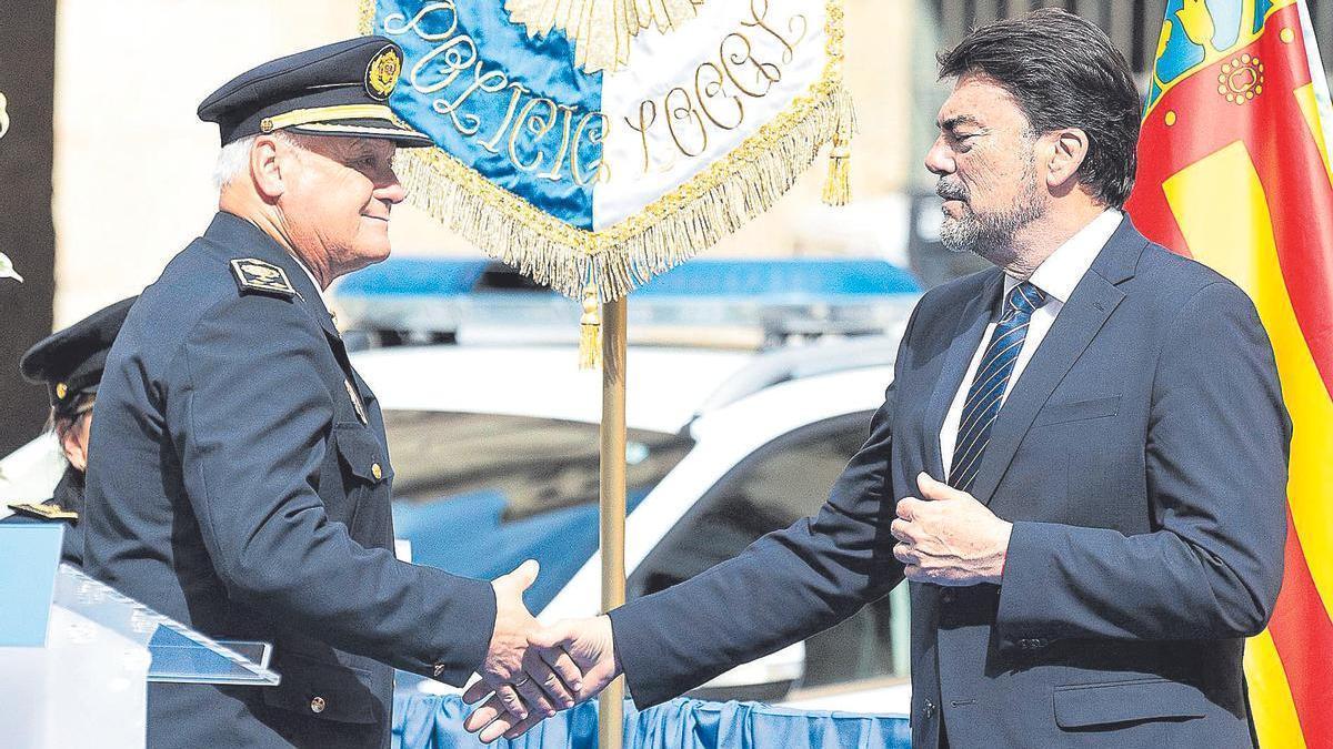 El jefe de la Policía Local, José María Conesa, saluda al alcalde de Alicante, Luis Barcala, en un acto en la plaza del Ayuntamiento, en imagen reciente.