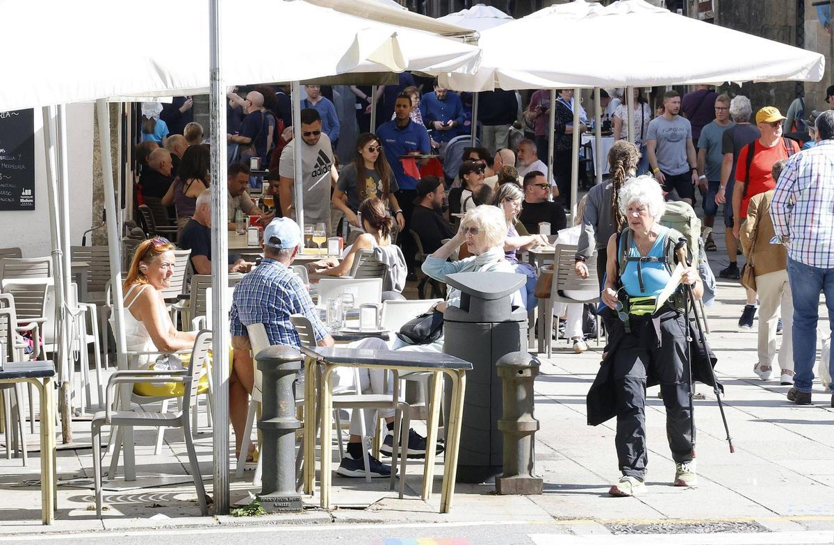 Terrazas abarrotadas en Santiago durante un soleado día del pasado noviembre.