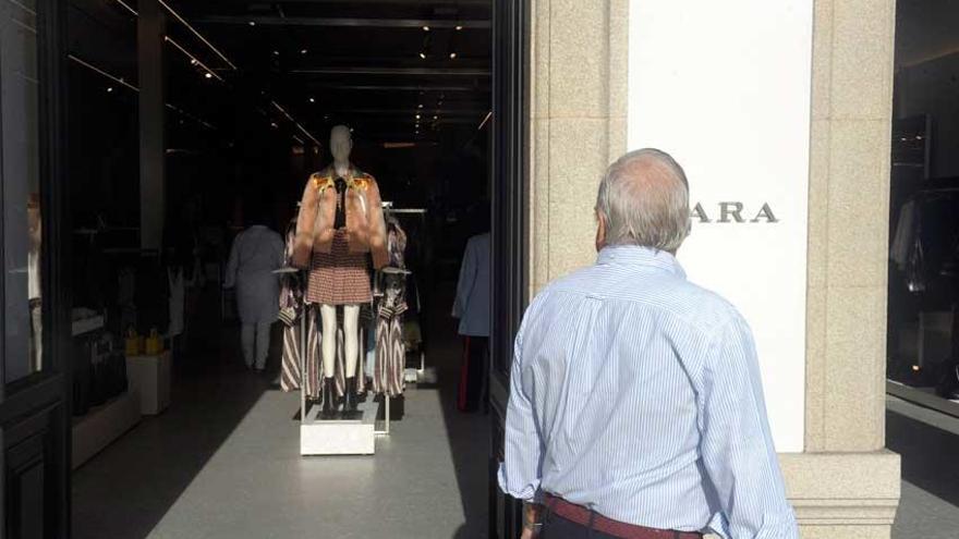 Un hombre observa la nueva tienda de Zara desde Sánchez Bregua el día de su apertura.