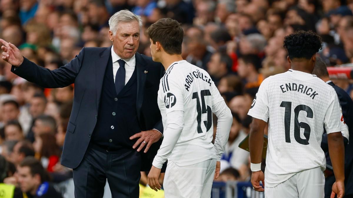 Ancelotti da órdenes a Güler con cara de pocos amigos