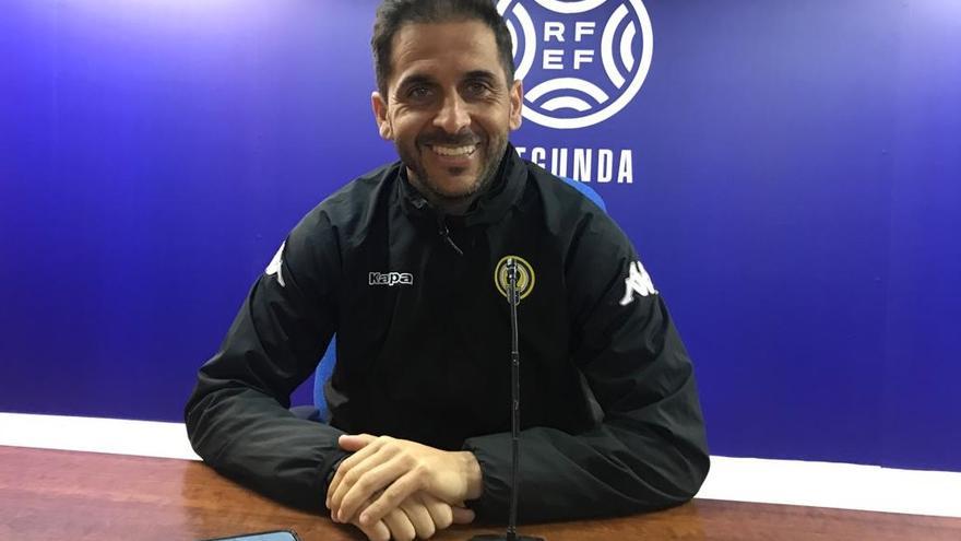 Sergio Mora posa sonriente antes de la rueda de prensa, dentro del José Rico Pérez, previa al partido contra El Ejido.