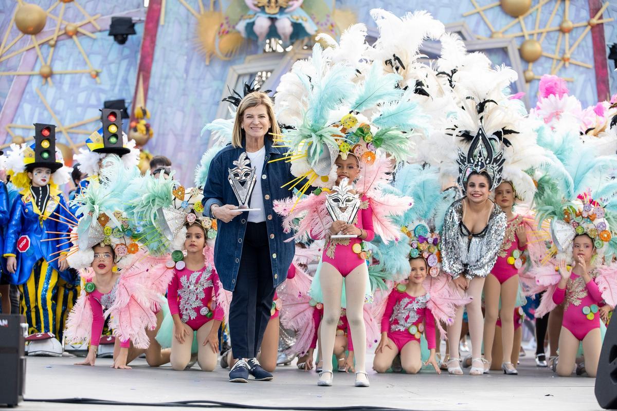 La concejala de Carnaval Inmaculada Medina entrega un reconocimiento a la comparsa Lianceiros Junior.