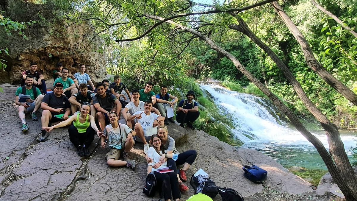 Los alumnos del IES Alto Palancia, durante un descanso en la jornada de estudio.