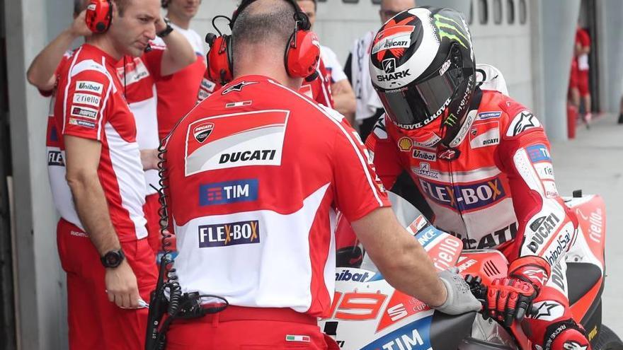 Jorge Lorenzo se prepara para entrar a boxes.