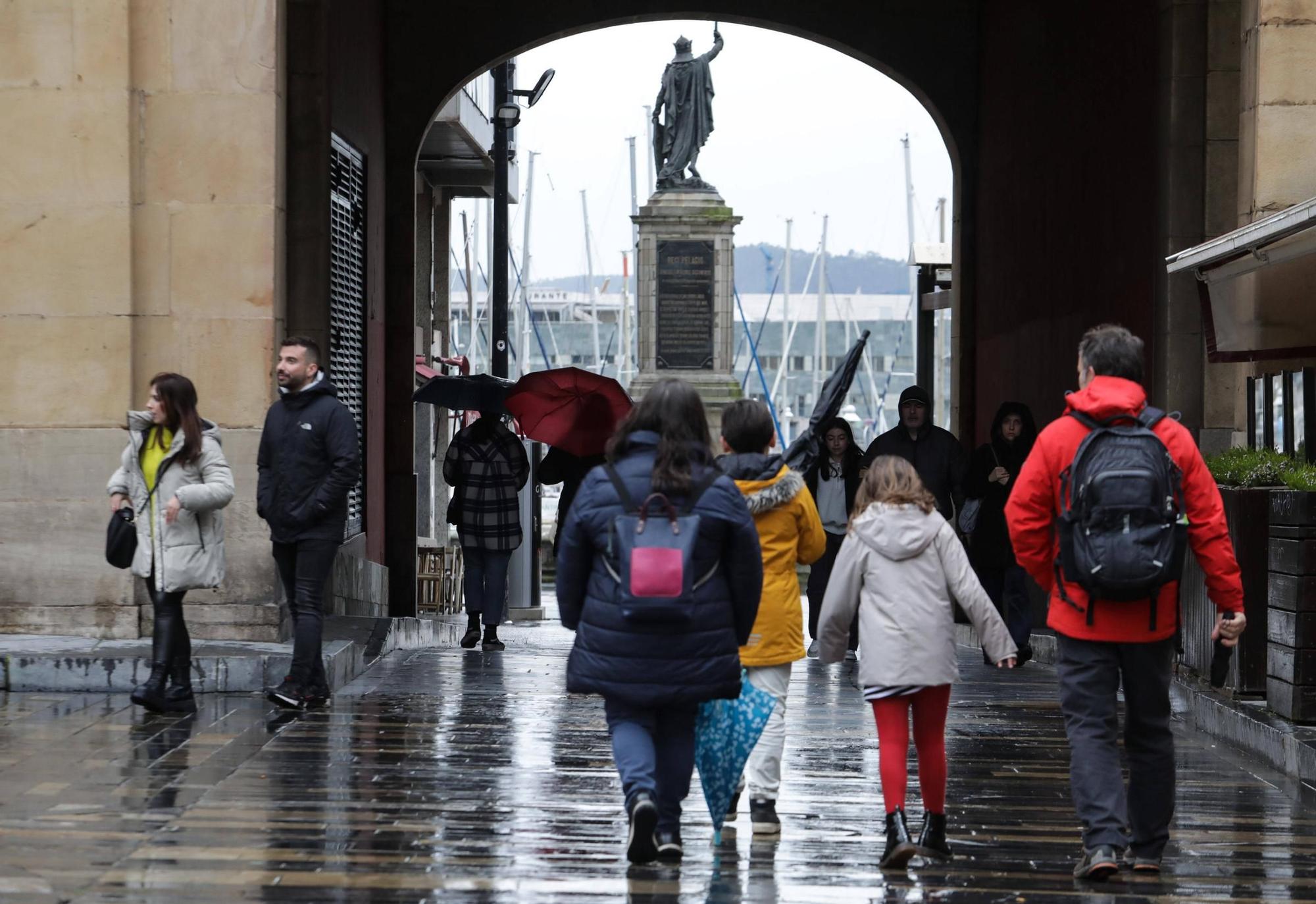 Los hoteles y restaurantes de Gijón comienzan a llenarse en Semana Santa (en imágenes)