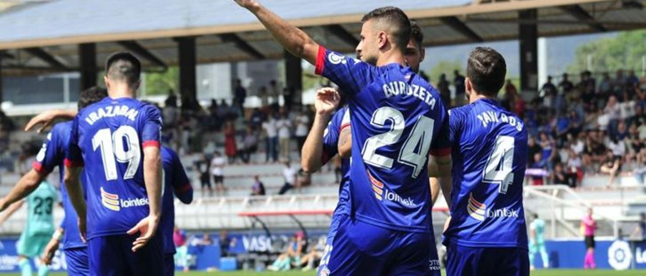 Gorka Guruzeta celebra con sus compañeros el gol ante el Huesca.