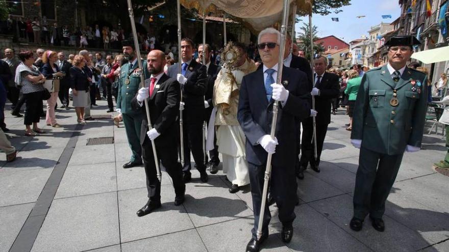 Manuel Antonio Díaz González, portando la sagrada forma.