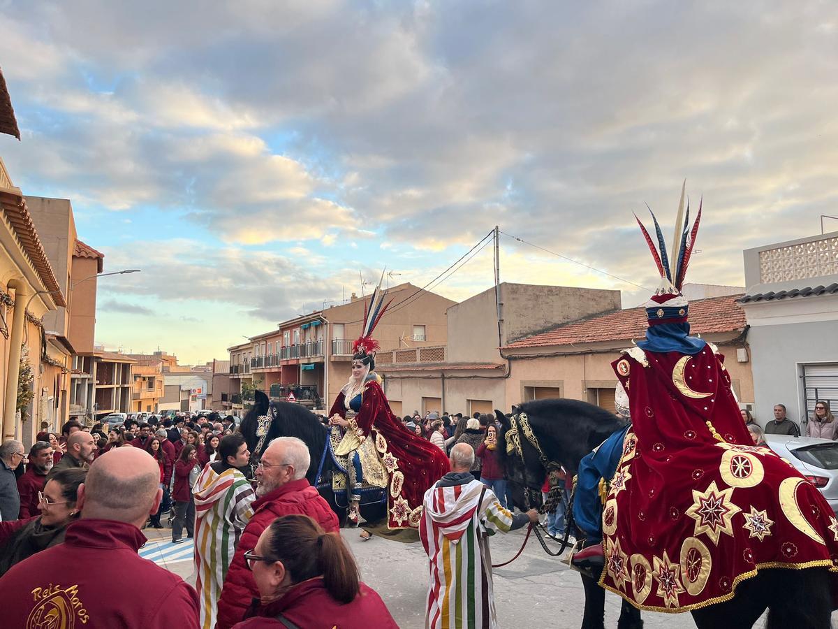 Los monarcas bailan en Agost