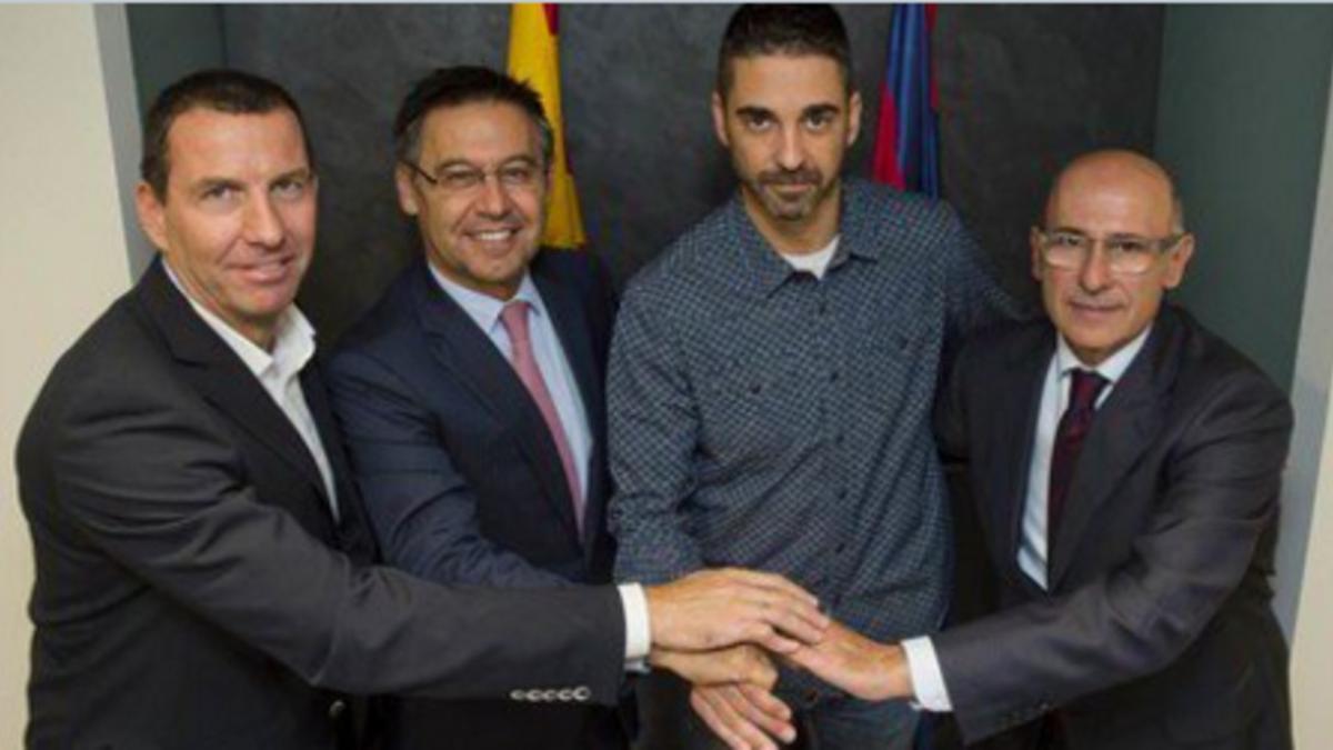 Navarro posa tras la firma de su renovación con los responsables del Barça