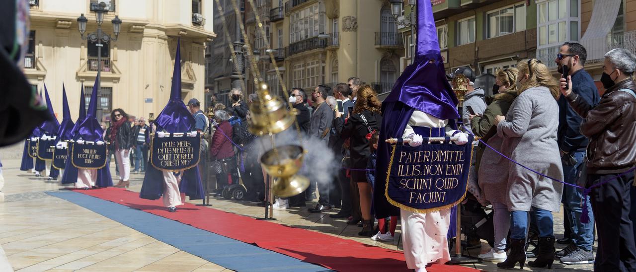 Los penitentes del Santo Cáliz, ayer durante el desfile en la plaza del Ayuntamiento