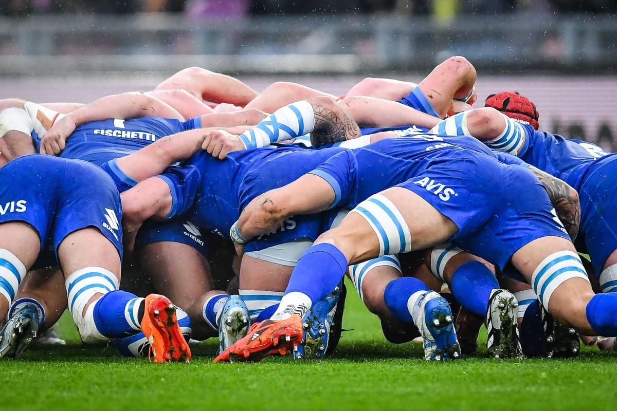 Una melé en el partido entre Italia y Gales del Seis Naciones de 2025.