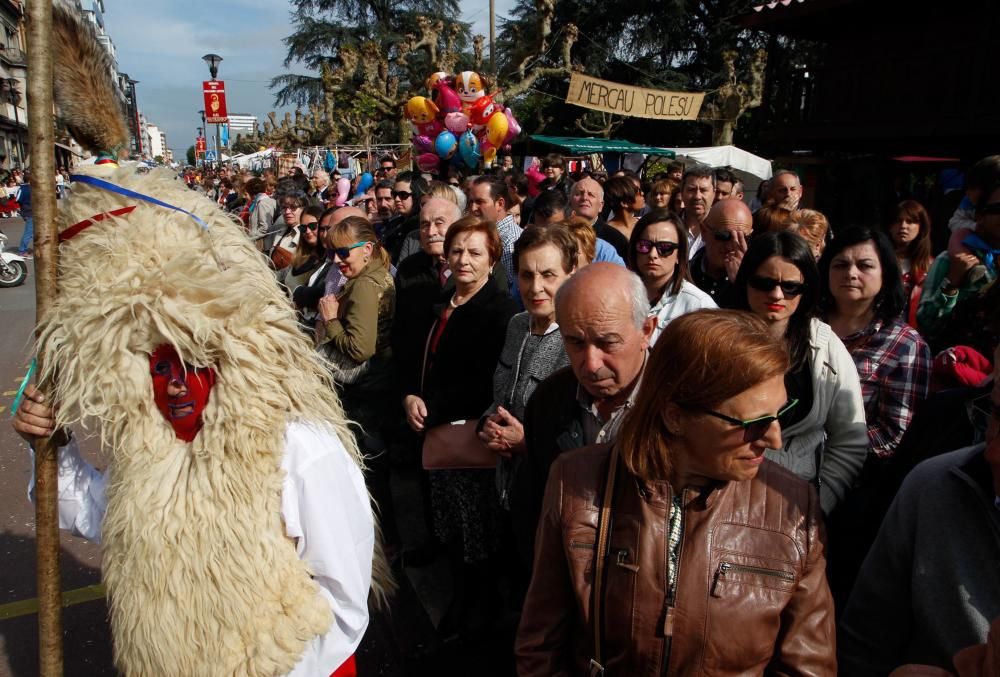 Desfile de grupos folclóricos en los Güevos Pintos 2017