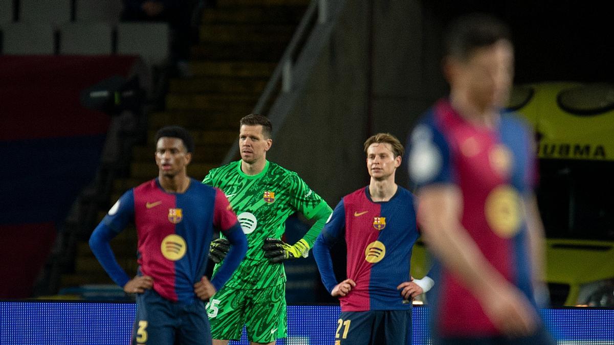 Los jugadores del Barça abatidos tras encajar el 4-4 de Sorloth en el tiempo añadido del Barça-Atlético en Montjuïc.