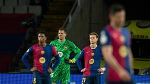 Los jugadores del Barça abatidos tras encajar el 4-4 de Sorloth en el tiempo añadido del Barça-Atlético en Montjuïc.