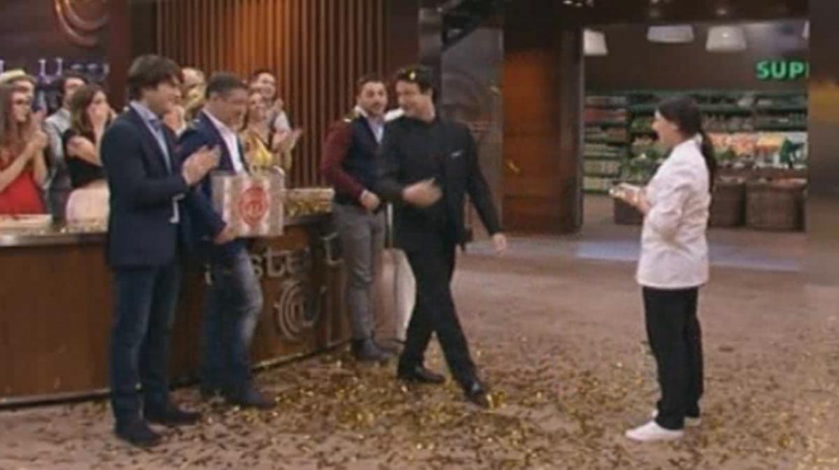 Vicky, recibiendo el trofeo ’Masterchef’ (TVE-1).