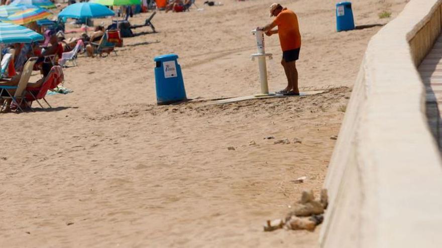 El cambio climático obliga a las playas de la Comunidad Valenciana a retirar de la arena los sistemas de lavapiés
