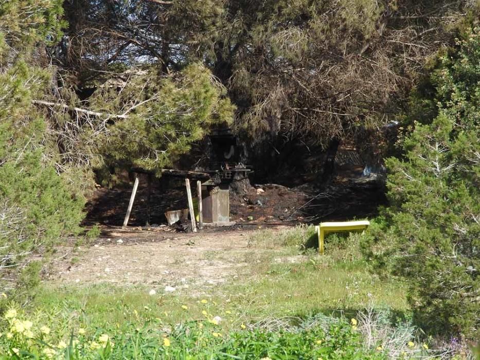 Unos 250 metros de bosque de pinos, una pequeña autocaravana y varias embarcaciones semiabandonadas ardieron esta madrugada en un solar situado en el camino de Can Simonet en la venda de ses Roques.